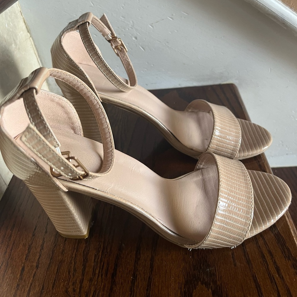 Cream-colored high heels, slightly worn, size 7.5-8, pretty, negotiable price.